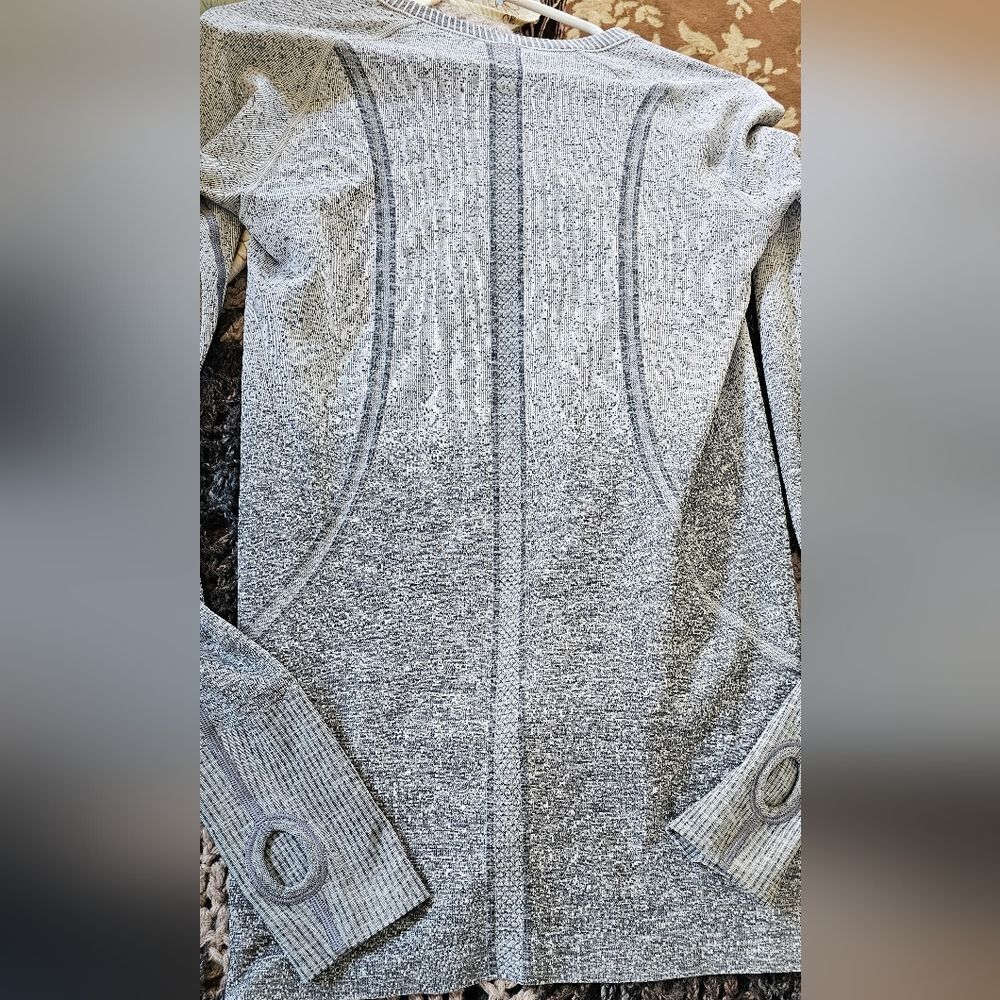 Lulu Swiftly Tech Ls Crew. Size 8 - image 6